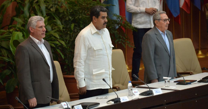 El presidente cubano Miguel Díaz Canel (I.), el dictador Nicolás Maduro, y el expresidente cubano Raúl Castro (D.) asisten a la XXIV reunión del Foro de Sao Paulo en La Habana, el 17 de julio de 2018. (Foto de YAMIL LAGE/AFP/Getty Images)