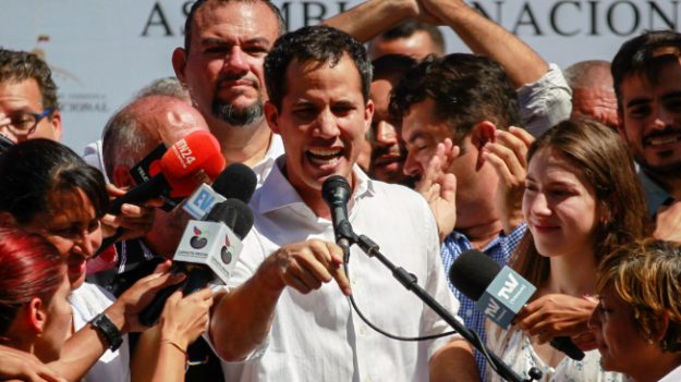 El jefe de la Asamblea Nacional, Juan Guaidó, jura como Presidente de Venezuela