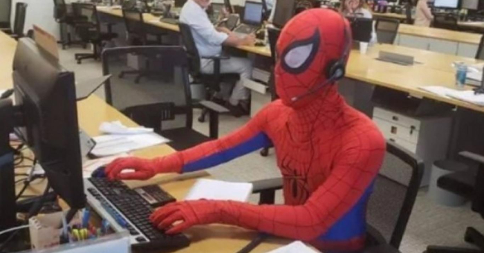 Hombre araña trabajando en un Banco. (Captura de pantalla)