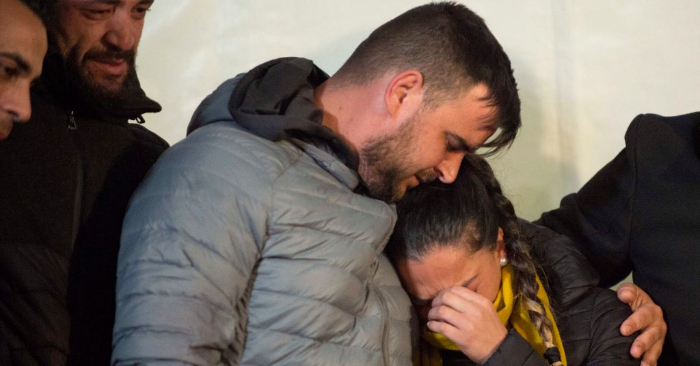Los padres de Julen Rosello, de dos años de edad, se abrazan en Totalán, en el sur de España, el 24 de enero de 2019. (Foto de JORGE GUERRERO/AFP/Getty Images)