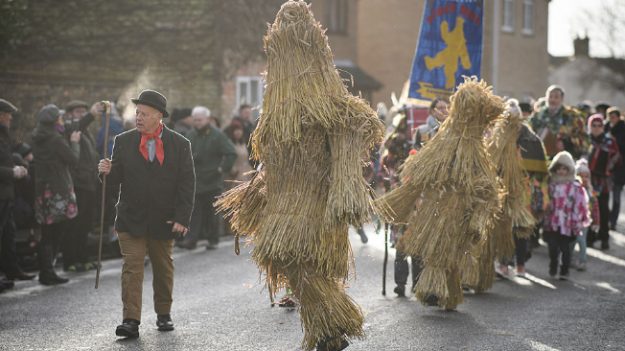 El tradicional festival del ‘Oso de Paja’ atrae a multitudes en el centro de Inglaterra