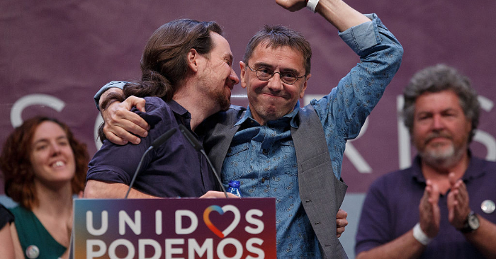 Pablo Iglesias (I.) abraza Juan Carlos Monedero (D.) durante el mitin final previo a las elecciones generales del 24 de junio de 2016 en Madrid, España. (Pablo Blazquez Dominguez/Getty Images)