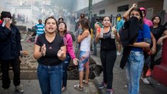 Militares venezolanos se rebelan contra Maduro en Caracas y el pueblo sale a apoyarlos