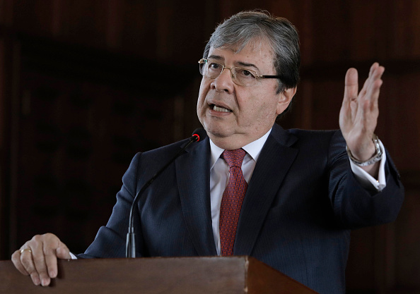 El Ministro de Relaciones Exteriores de Colombia, Carlos Holmes Trujillo, ofrece una conferencia de prensa en el Palacio de San Carlos de Bogotá. (JOHN VIZCAINO/AFP/Getty Images)