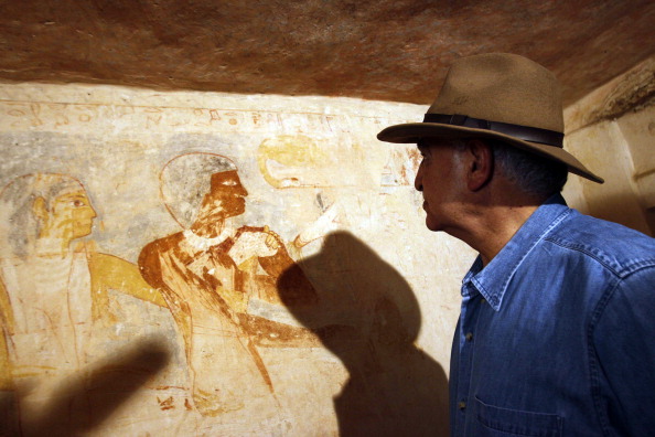 Zahi Hawass, el exjefe del Consejo Supremo de Antigüedades de Egipto, informó el 12 de enero de 2019 que encontró la tumba de Cleopatra. En la imagen de archivo Hawass recorre el 19 de octubre de 2010 una tumba de un sacerdote. (AFP/Getty Images)

