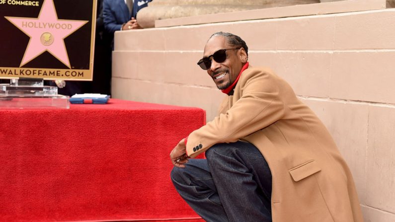 Snoop Dogg es honrado con una estrella en el Paseo de la Fama de Hollywood en Hollywood Boulevard en Los Ángeles, California. (Foto de Kevin Winter/Getty Images)