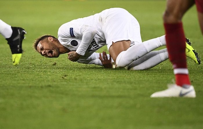 El delantero brasileño Neymar de Paris Saint-Germain reacciona después de caer en el campo de fútbol durante el partido de fútbol. (Foto de FRANCK FIFE / AFP) (El crédito de la foto debe leer FRANCK FIFE/AFP/Getty Images)