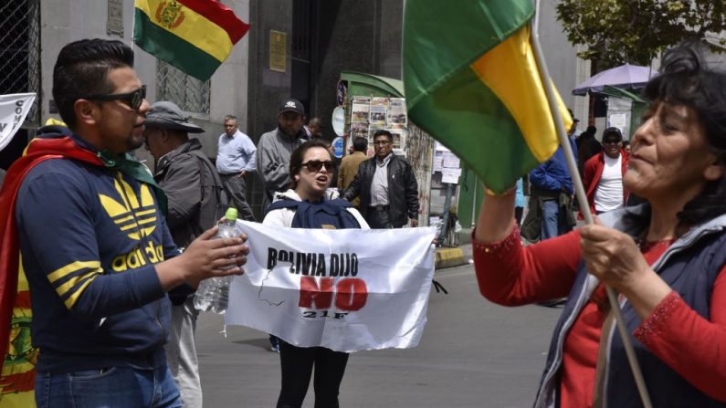 Una mujer sostiene un cartel que dice 'Bolivia dijo No' durante una marcha en contra de la nominación del presidente boliviano Evo Morales como candidato a la reelección para las elecciones de octubre de 2019, durante un paro nacional, en La Paz, el 6 de diciembre de 2018. (Foto de AIZAR RALDES/AFP/Getty Images)