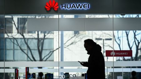 El régimen chino permite la expansión de Huawei en el extranjero a través de la iniciativa “Un Cinturón, Una Ruta”