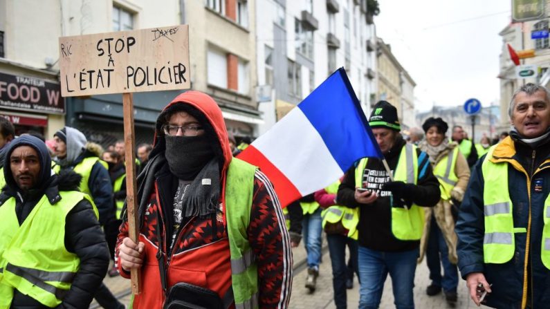 Franceses marchan el 5 de enero de 2019 en Le Mans durante una manifestación convocada por el movimiento de los chalecos amarillos (gilets jaunes) por octava semana consecutiva en una protesta nacional contra el alto costo de la vida, las reformas fiscales del gobierno y el globalismo. (JEAN-FRANCOIS MONIER/AFP)