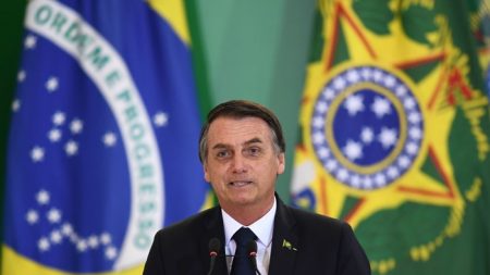 Bolsonaro confirma que se creará un programa para integrar a médicos cubanos en Brasil