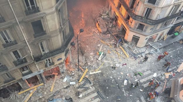 Masiva explosión en París deja 4 muertos, 50 heridos y obliga el rescate entre llamas