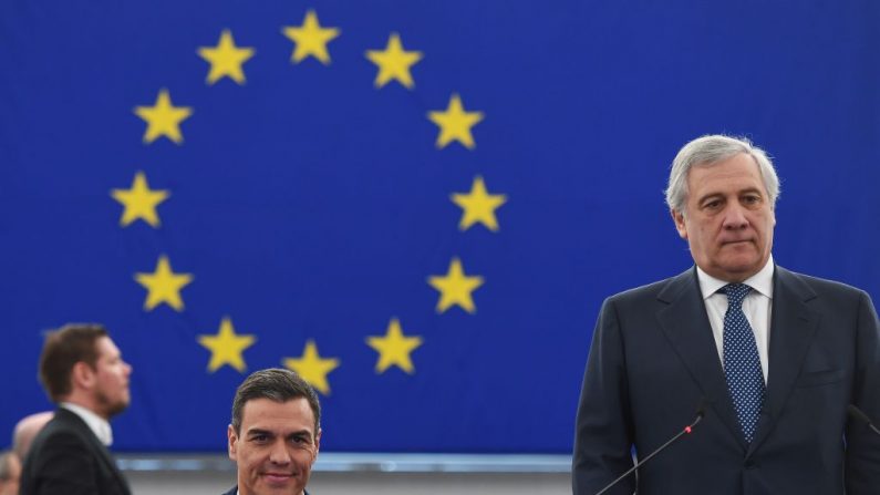 El presidente del Gobierno español, Pedro Sánchez (izq.), se sienta junto al presidente del Parlamento Europeo, Antonio Tajani, durante una sesión plenaria en el Parlamento Europeo el 16 de enero de 2019 en Estrasburgo, al este de Francia. (FREDERICK FLORIN/AFP/Getty Images)