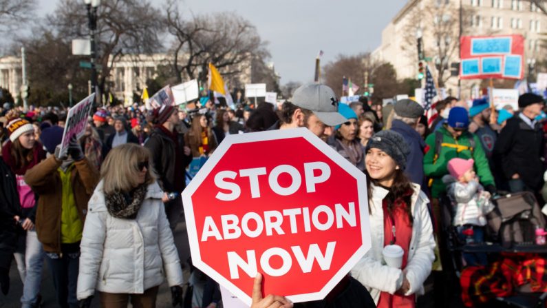 Activistas provida participan en la "Marcha por la Vida", un evento anual para conmemorar el aniversario del caso Roe v. Wade de la Corte Suprema de 1973, que legalizó el aborto en Estados Unidos, ante la Corte Suprema de los Estados Unidos en Washington, DC, el 18 de enero de 2019. (SAUL LOEB/AFP/Getty Images)