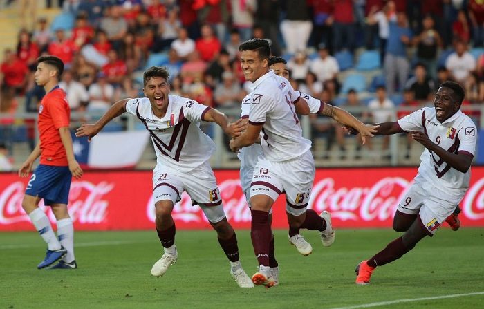 El venezolano Jorge Yriarte celebra con sus compañeros de equipo después de anotar contra Chile durante su partido de fútbol sudamericano sub-20 en el estadio El Teniente de Rancagua, el 19 de enero de 2019. (Foto de CLAUDIO REYES / AFP) (El crédito de la foto debe ser CLAUDIO REYES/AFP/Getty Images). (Photo by CLAUDIO REYES / AFP)        (Photo credit should read CLAUDIO REYES/AFP/Getty Images)