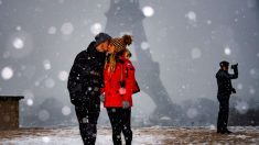 En una Paris cubierta de nieve cierran la torre Eiffel