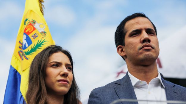 Por qué según la Constitución de Venezuela, Guaidó juró como presidente encargado y qué significa eso