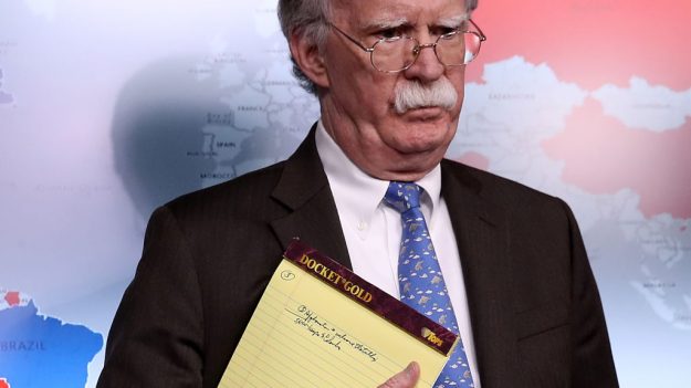 «5000 soldados a Colombia», dice el enigmático apunte de John Bolton, Asesor de Seguridad de EE.UU.