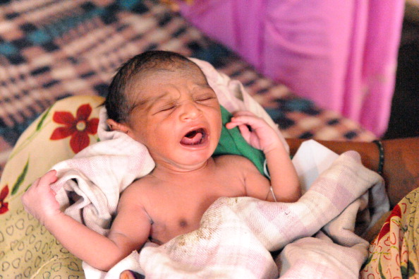 Imagen de archivo de un bebé recién nacido de la India. (NOAH SEELAM/AFP/Getty Images)