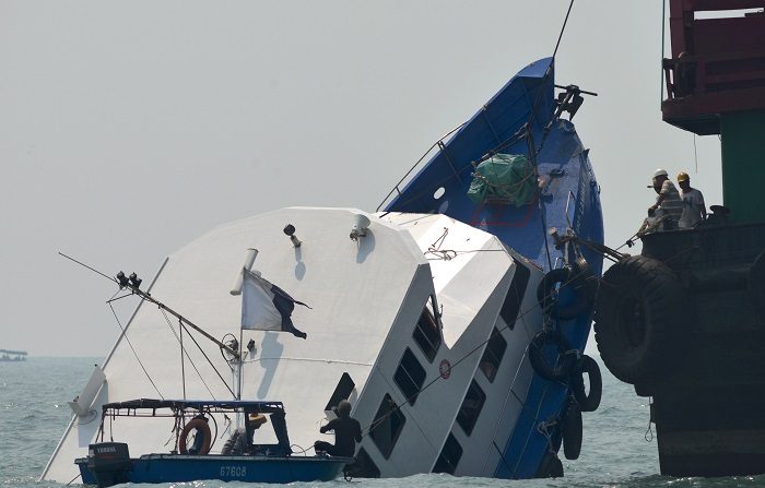 Imagen de contexto de la proa de un barco parcialmente sumergida durante las operaciones de rescate. Ocho desaparecidos tras colisión entre carguero y pesquero en aguas Chinas. FOTOGRAFÍA AFP/ANTONY DICKSON (En la foto se debe leer ANTONY DICKSON/AFP/GettyImages)