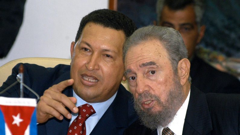 El exmandatario cubano Fidel Castro (d) y su homólogo venezolano Hugo Chávez (i) conversan en Cuba, en la Escuela Latinoamericana de Medicina, el 20 de agosto de 2005. (ENRIQUE DE LA OSA/AFP/Getty Images)