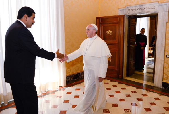 El Papa Francisco (R) saluda al líder del régimen socialista venezolano Nicolás Maduro durante una audiencia privada en la biblioteca del pontífice el 17 de junio de 2013 en el Vaticano. (ANDREAS SOLARO / AFP / Getty Images)