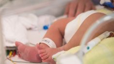 Bebé nacido de una mujer en estado vegetativo casi muere, informa la policía