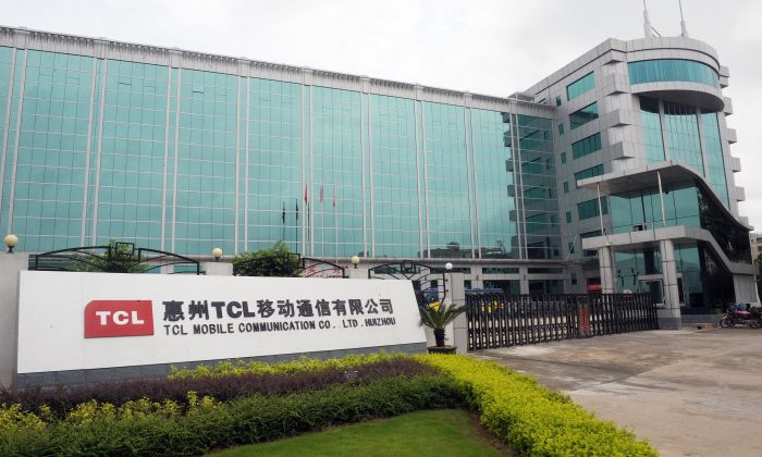 El edificio de TCL Mobile Communication Co. en la ciudad de Huizhou, provincia de Guangdong, China, el 28 de julio de 2009.  Una aplicación meteorológica desarrollada por TCL recopilaba datos de usuarios sin permiso. (LAURENT FIEVET/AFP/Getty Images)