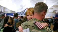 Papá regresa de su despliegue militar y sorprende a su hijo que grita de emoción cuando lo ve