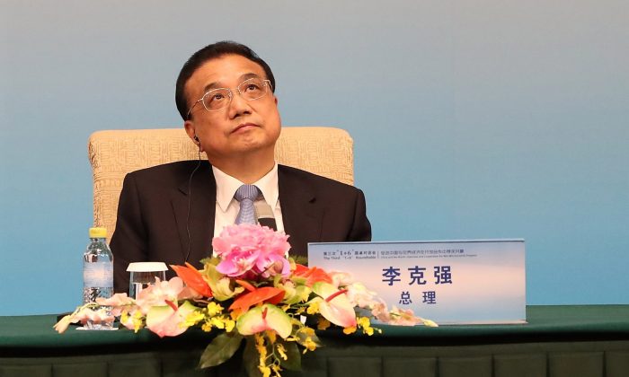 El Primer Ministro de China Li Keqiang asiste al Tercer Diálogo de Mesa Redonda "1+6" en el Estado de Diaoyutai en Beijing, China, el 6 de noviembre de 2018. (Andrea Verdelli/Getty Images)