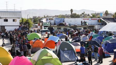 EE.UU. comienza a enviar a solicitantes de asilo a México a esperar la resolución de sus casos allí