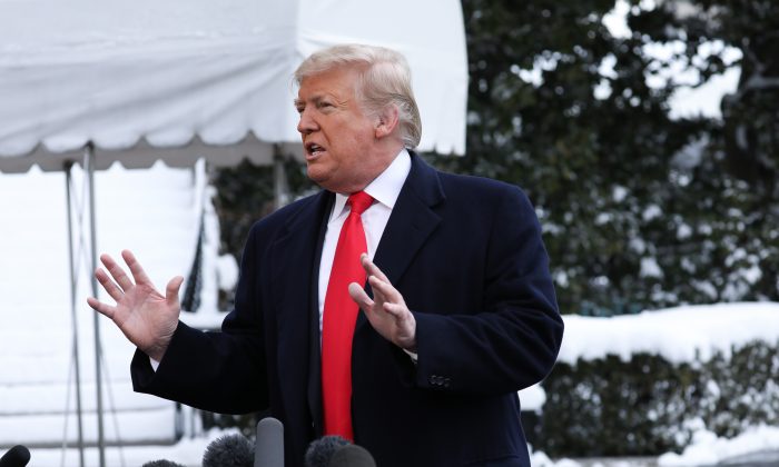 El presidente Donald Trump habla con reporteros en la Parte Sur de la Casa Blanca en Washington D. C., el 14 de enero de 2019. (Holly Kellum/NTD)