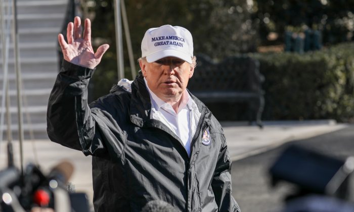 El presidente Donald Trump habla con los medios de comunicación antes de salir de la Casa Blanca rumbo a la frontera entre México y Estados Unidos en McAllen, Texas, el 10 de enero de 2019. (Charlotte Cuthbertson/La Gran Época)