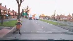 Dramático video: niño fue atropellado por 2 autos en concurrida carretera y escapó corriendo ileso