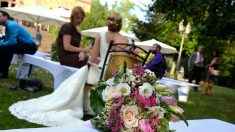 La novia sorprende a su mejor amiga al convertir el lanzamiento del ramo en una emotiva propuesta