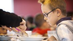 Cuando esta maestra vio la «comida chatarra» de un alumno, toma una medida que se vuelve viral