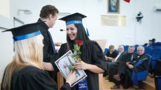 Esta joven de gran corazón se gradúa con honores y le agradece a sus padres por su sacrificio