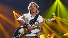 El cantante Keith Urban da concierto de esperanza en su pueblo natal y regala una guitarra a una fan