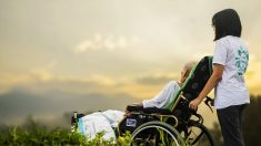 Esta abuela de 90 años toca el mar por primera vez y su reacción te arrancará lágrimas de alegría