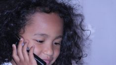 Una niña llama al 911 por una «emergencia» que roba para siempre el corazón del oficial