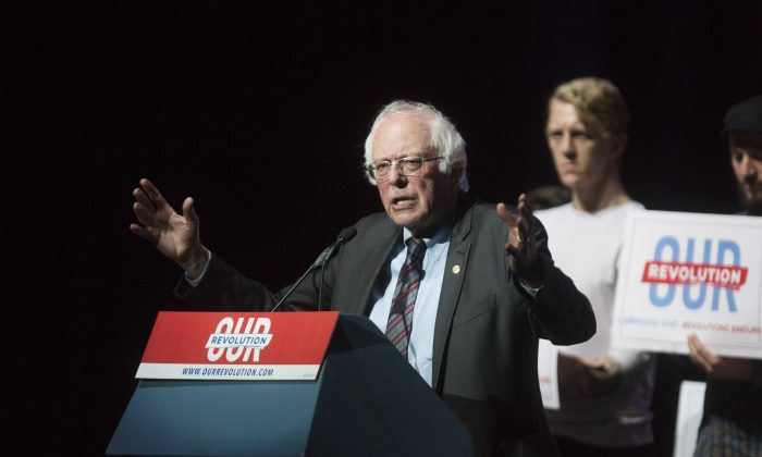 El Senador Bernie Sanders (I-VT), excandidato a Presidente de EE. UU., habla en la Manifestación Nuestra Revolución en Massachusetts, en el Teatro Orfeo, 31 de marzo de 2017, en Boston, Massachusetts. (Photo by Scott Eisen/Getty Images)