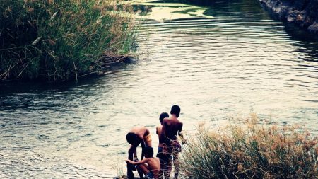 Una ingeniosa pero arriesgada idea hace que los niños crucen la inundación y no falten a la escuela