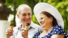 La foto de un abuelo dando helado a su esposa en un día caluroso tiene enamorados a miles en la red