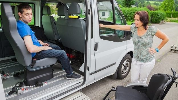 Subir a su hijo discapacitado al auto era un sufrimiento hasta que un atento observador cambia sus vidas