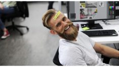 Un hombre «serio» recupera la sonrisa gracias al plan secreto de un dentista y su emoción es viral