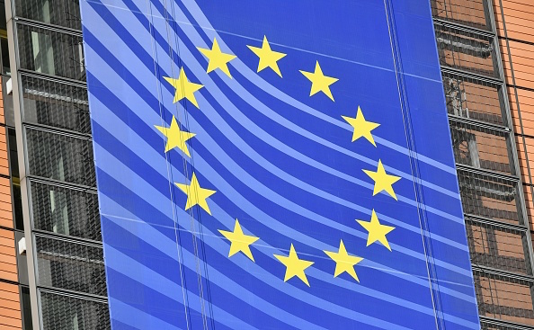 Una pancarta con la bandera europea adorna la fachada de la Comisión Europea en Bruselas, el 14 de noviembre de 2018. (EMMANUEL DUNAND/AFP/Getty Images)