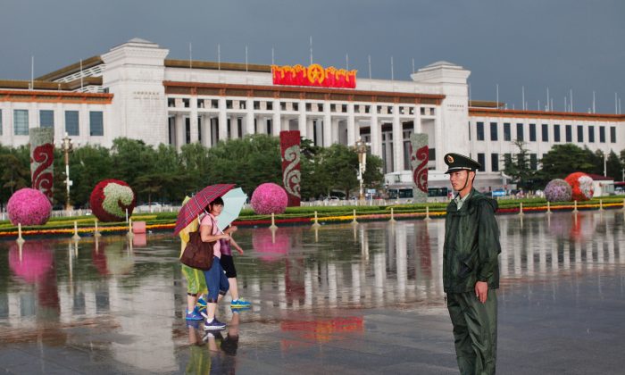 Un policía paramilitar chino hace guardia en la Plaza de Tiananmén en Beijing, 9 de junio de 2012. (Lintao Zhang/Getty Images)