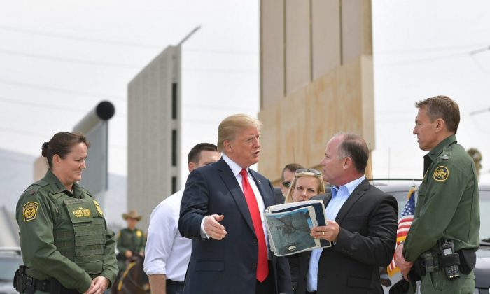 El presidente Donald Trump recibe una muestra de prototipos de muros fronterizos en San Diego, California, el 13 de marzo de 2018. (MANDEL NGAN/AFP/Getty Images)