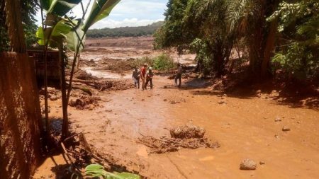 Se rompe una represa e inunda ciudad de Brasil: Bolsonaro viaja a la zona de tragedia