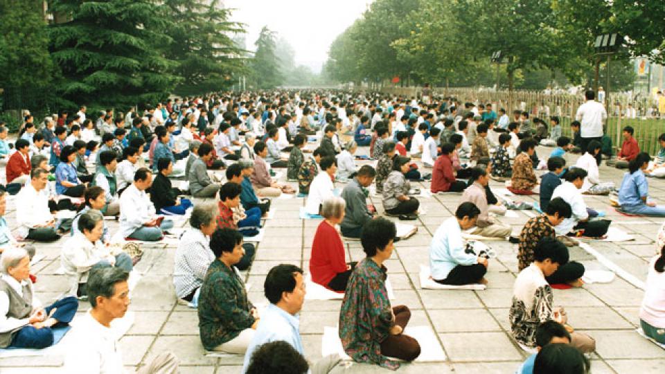 Miles practicando Falun Dafa en Beijing en 1998, antes del inicio de la más terrible persecución a manos del régimen comunista chino a millones que creen en Verdad, Benevolencia y Tolerancia; este 2019 cumple 20 años. (Crédito: Minghui.org)